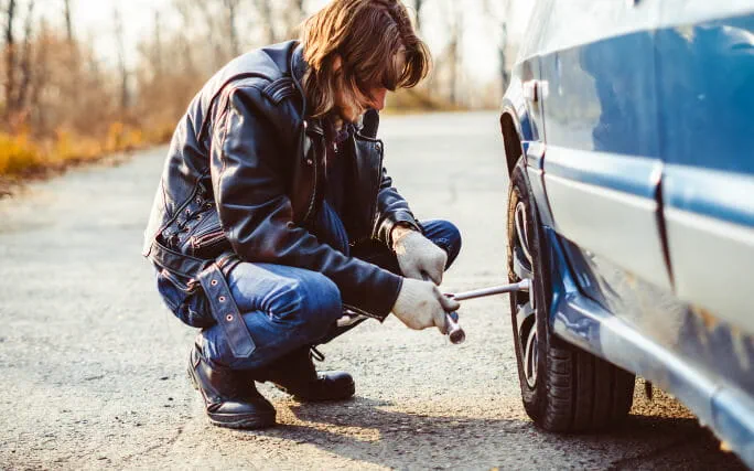 O que fazer se o seu carro tiver um pneu furado?
