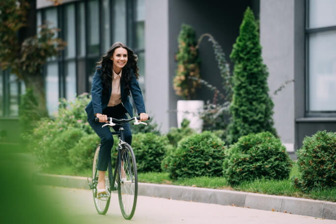 Mulher a andar de bicicleta para viver de forma mais sustentável 