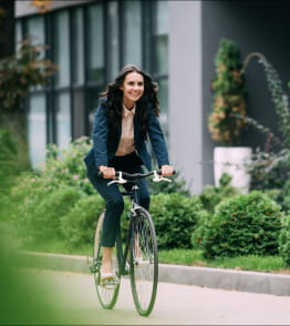 Mulher a andar de bicicleta para viver de forma mais sustentável  