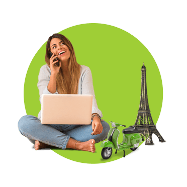 Rapariga ao telemóvel, sentada no chão, com uma caixa ao colo e duas imagens miniatura de uma moto verde e da torre Eiffel