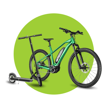 Bicicleta verde parada com trotinete ao lado
