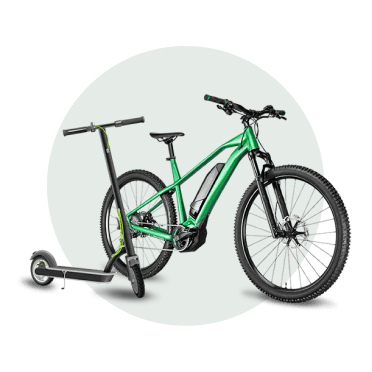 Bicicleta verde parada com trotinete ao lado