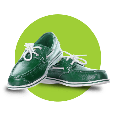 Sapatos verdes de vela em cima um do outro