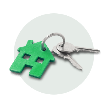 Duas chaves prateadas com um porta-chaves em forma de casa verde