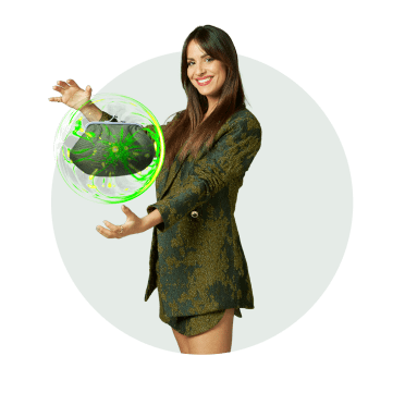 Mariana Monteiro a equilibrar uma bolsa verde nas duas mãos a propósito do seguro tranquilidade investimento protegido