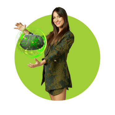 Mariana Monteiro a equilibrar uma bolsa verde nas duas mãos a propósito do seguro tranquilidade investimento protegido