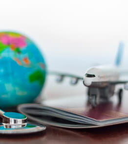 Avião, mundo, estetoscópio: Cuidados de saúde em viagem com o cartão europeu de seguro de doença.