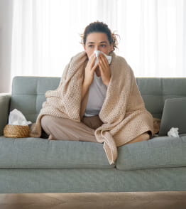 Jovem em casa a curar uma constipação 