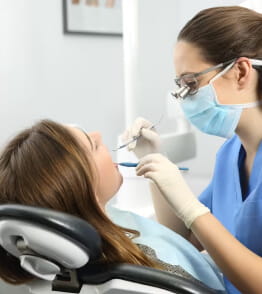 Jovem com o melhor seguro dentário consulta médica dentista.