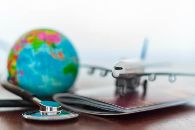 Avião, mundo, estetoscópio: Cuidados de saúde em viagem com o cartão europeu de seguro de doença.
