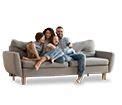 família sentada num sofá